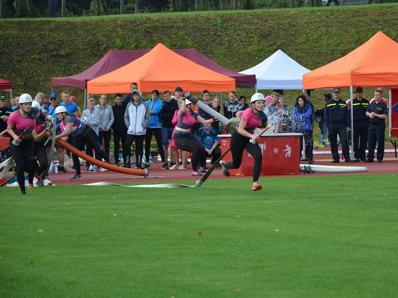 Z krajské soutěže v požárním sportu profesionálních a dobrovolných hasičů na stadionu Olympia v Kutné Hoře.