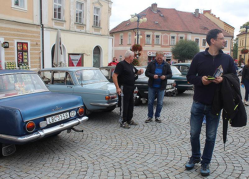 Majitelé starých "simec" se sjeli na Palackého náměstí.