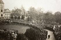 Shromáždění před Vlašským dvorem v Kutné Hoře dne 28. října 1918.