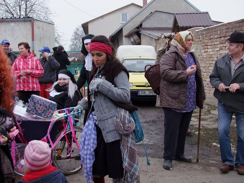 Masopustní masky pochodovaly Úmonínem