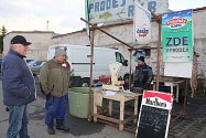 Vánoční prodej ryb na parkovišti Na Valech v Kutné Hoře.