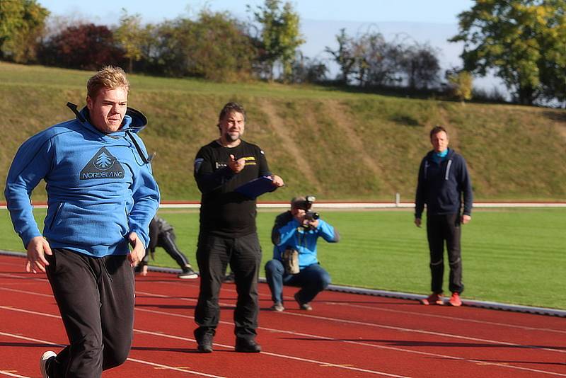 Z projektu Přes bariéry s policií na atletickém stadionu SKP Olympia v Kutné Hoře.