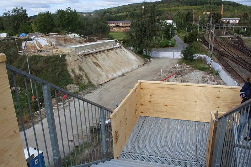 Lávku v Malíně využívají pěší, cyklisté i maminky s kočárkem.