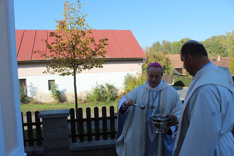 Ze svěcení opravené kaple v Šebestěnicích.