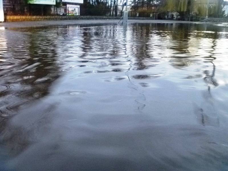 Voda zaplavila ulici Sadová v Čáslavi před zemědělskou školou.