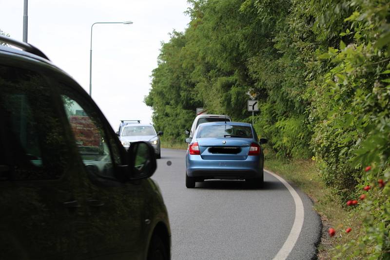 Provoz na objízdné trase přes Hořany v době rekonstrukce silnice I/38 u Hlízova.