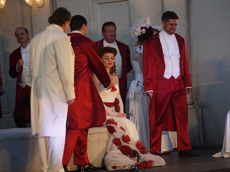La Traviata na nádvoří Galerie Středočeského kraje GASK