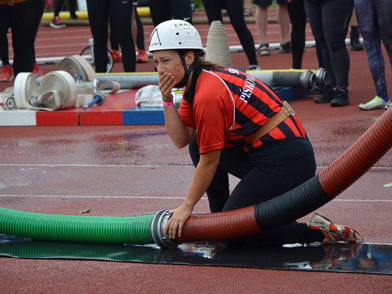 Z krajské soutěže v požárním sportu profesionálních a dobrovolných hasičů na stadionu Olympia v Kutné Hoře.