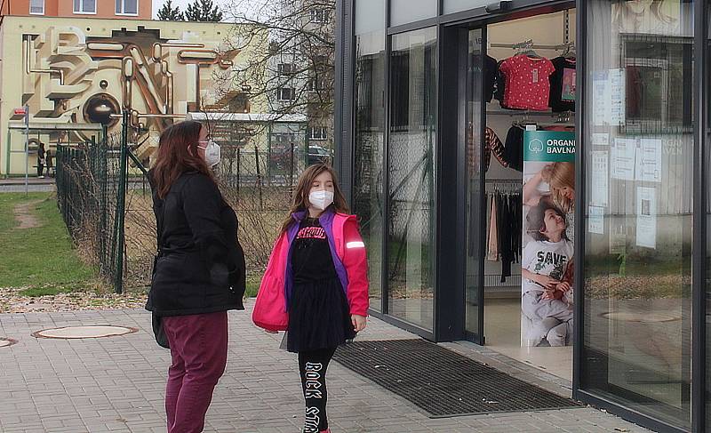 Znovuotevření obchodů s obuví a oblečením (pouze zboží pro děti) v Kutné Hoře po skončení nouzového stavu.