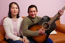 Rein San Shikhun (43) a jeho žena Nang Ram Tamdang (42) žijí v Kutné Hoře osmým rokem. Oceňují prý nejvíc, že se tu cítí bezpečně a že tu jejich syn Latt San (17) může studovat.
