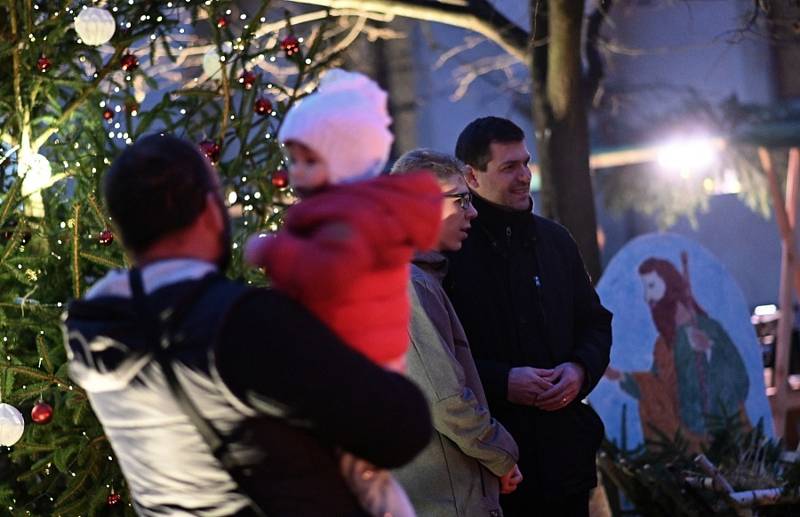 První adventní neděli 27. listopadu se na nádvoří Vlašského dvora v Kutné Hoře konaly Vánoční trhy.