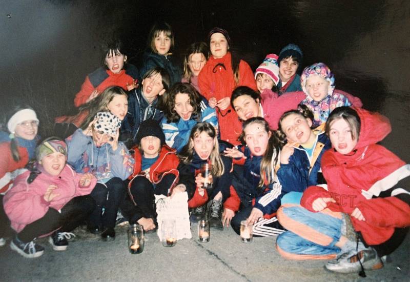Účastnice Dívčí noci v Domě dětí a mládeže v Čáslavi v roce 2000. Dívčí noci byly u děvčat velmi oblíbené. Organizovaly se s různými tématy, na některé z nich se hlásily více než čtyři desítky účastnic.