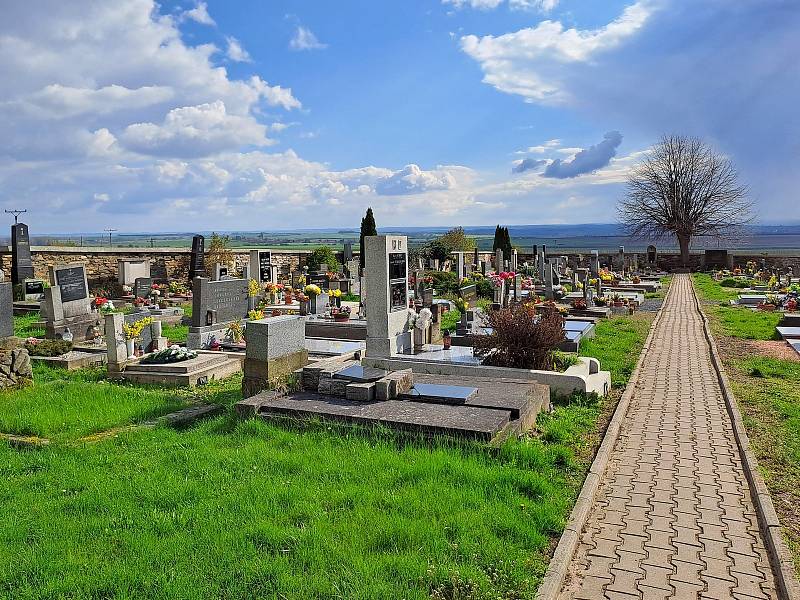 Jaro na hřbitově v Semtěši.
