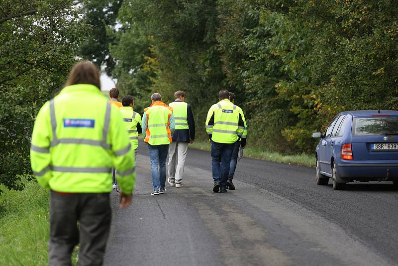 Z ukázky úpravy povrchu vozovky, pokládání takzvaného mikrokoberce.