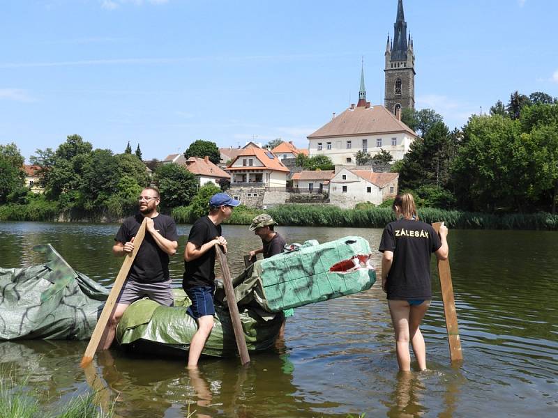 Tradiční čáslavská Neckyáda se konala na Podměstském rybníku.