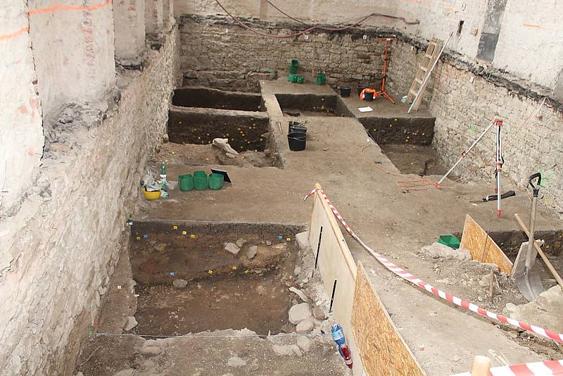 Archeologové objevili pod podlahou tělocvičny středověkou studnu.