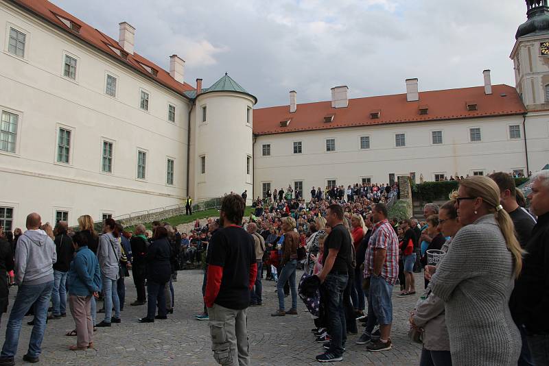 Kulturní léto v GASK uzavřel koncert skupiny Olympic.