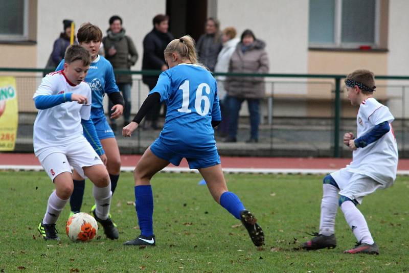 Fotbalový okresní přebor starších žáků: FK Čáslav dívky - TJ Star Tupadly 1:1 (0:0).