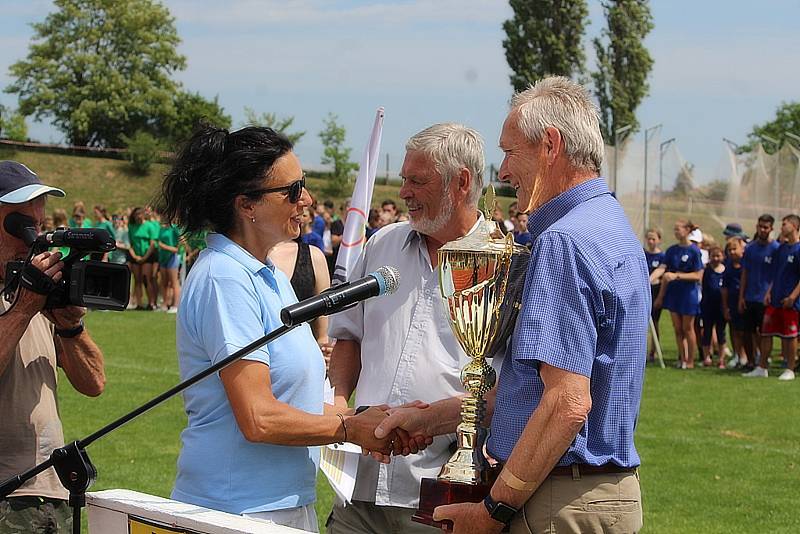 Ze závěrečného slavnostního ceremoniálu Městských her 9. olympiády dětí a mládeže na stadionu Olympia v Kutné Hoře.