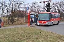 Kloubové autobusy pražské integrované dopravy kvůli bezpečnosti nezajíždějí na točnu u zastávky Poliklinika