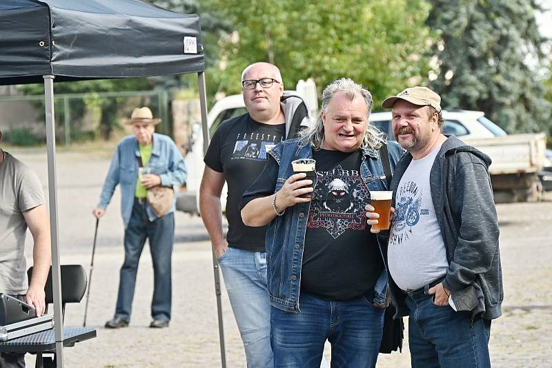 Koncert kapel Torrax a Diesel na dvoře kutnohorského pivovaru.