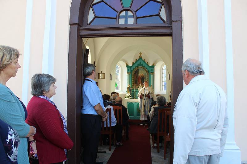 Ze svěcení opravené kaple v Šebestěnicích.