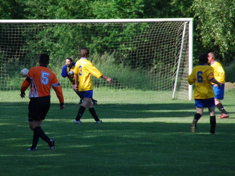 Z utkání IV. třídy sk. A Chotusice - Okřesaneč 6:0, neděle 24. května 2009