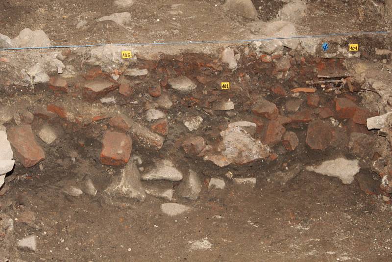 Archeologové objevili pod podlahou tělocvičny středověkou studnu.