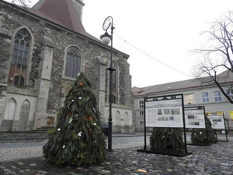 Pomník k 600. výročí Čáslavského sněmu na Kostelním náměstí v Čáslavi.