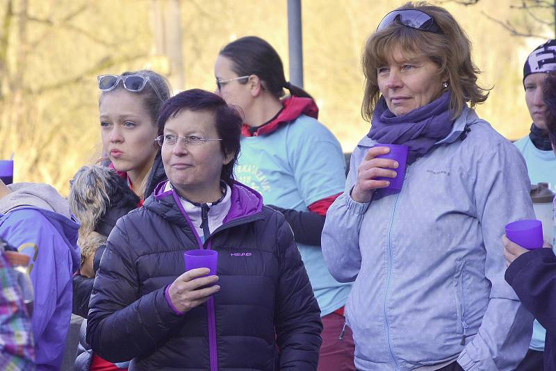 Dobrovolníci pokračují v úklidu řeky Sázavy