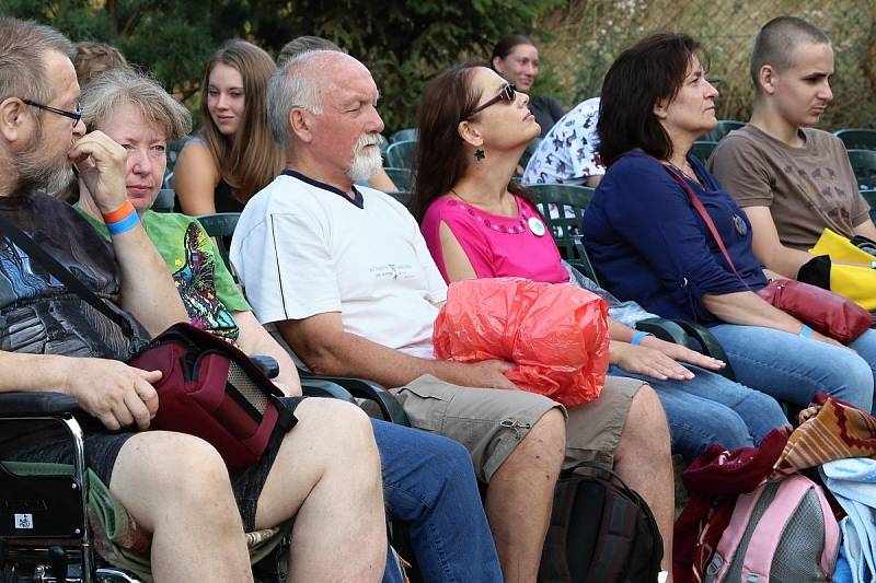 Z druhého dne 19. letního multižánrového festivalu Tyjátrfest na Kaňku.