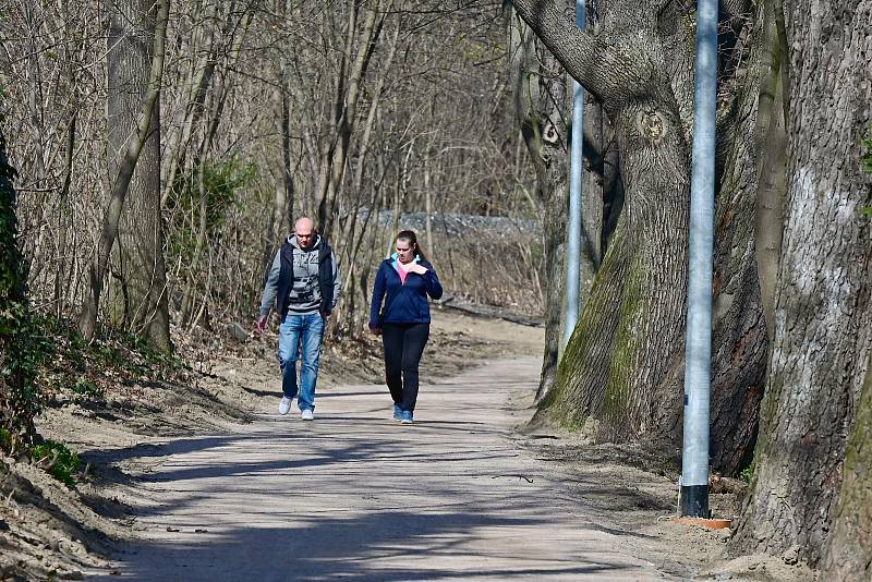 Na cyklostezce podél říčky Vrchlice v Kutné Hoře.