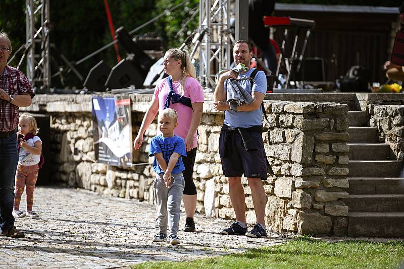 Park pod Vlašským dvorem se dočkal slavnostního otevření.