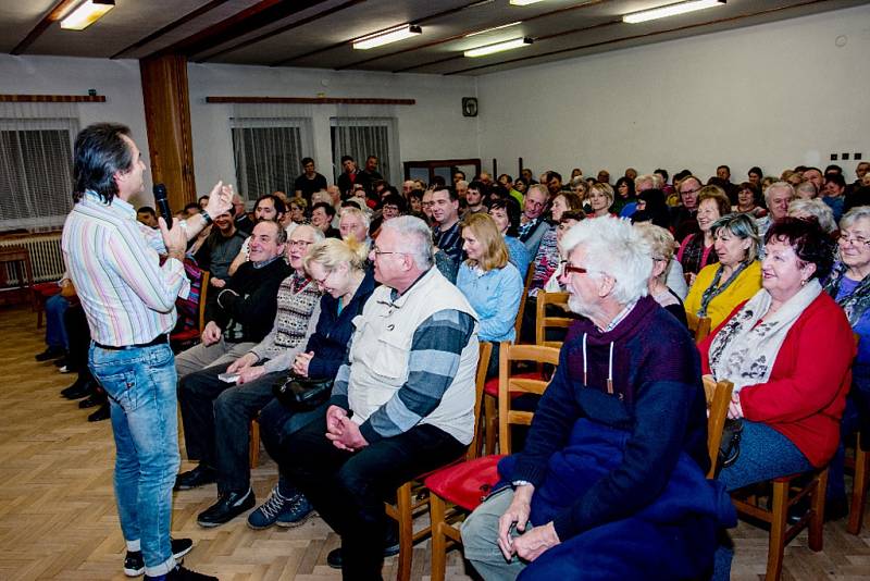 Z besedy s expertem na bezpečnost Andorem Šándorem v sále hasičské zbrojnice v Uhlířských Janovicích.