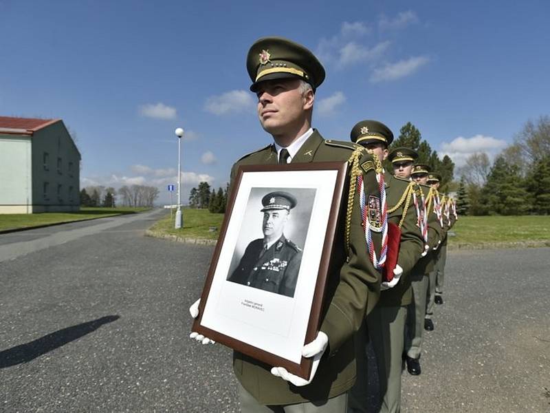 Pietní ceremoniál k převozu ostatků někdejšího velitele československé rozvědky Františka Moravce do rodné Čáslavi a jejich uložení v kolumbáriu na místním hřbitově.