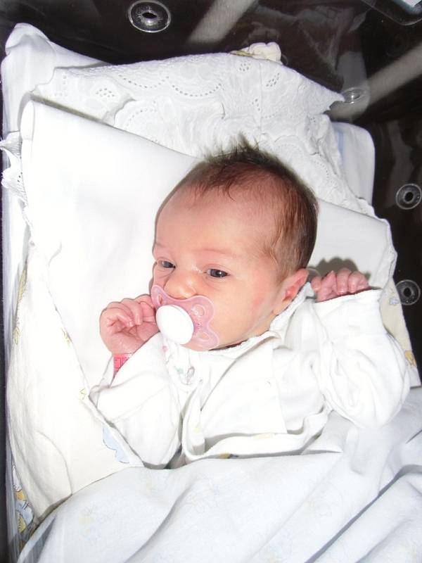 Karolína Proislová se narodila 24. února v Čáslavi. Vážila 3400 gramů a měřila 52 centimetrů. Doma ve Zruči nad Sázavou ji přivítali maminka Markéta, tatínek Pavel a bratr Filip.    
