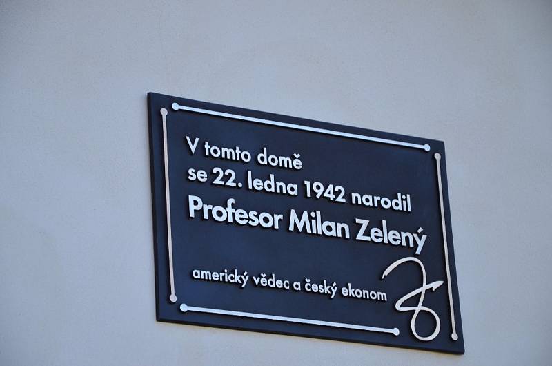 V Kluckých Chvalovicích odhalili pamětní desku profesora Milana Zeleného.