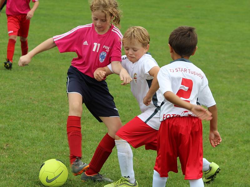 Z fotbalového turnaje mladších přípravek v Tupadlech: FK Čáslav dívky - TJ Star Tupadly 9:1.