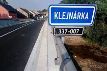 Opravený most přes potok Klejnárka na silnici II/337 v Močovicích.