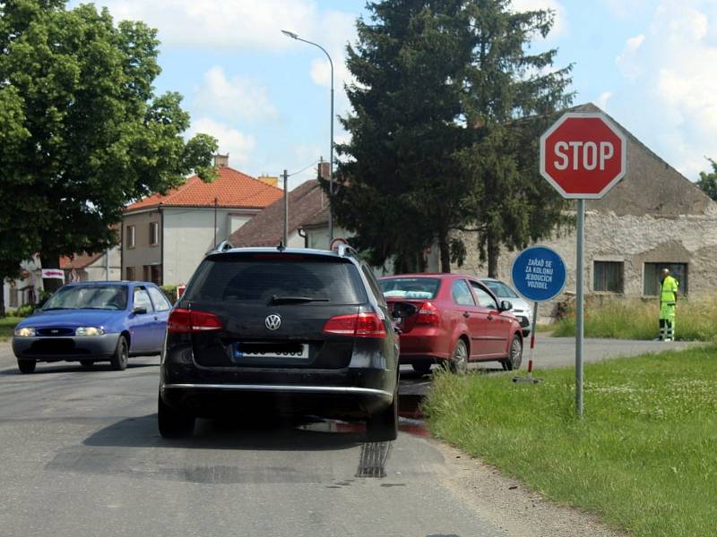 Z rekonstrukce silnice I/17 v Dolních Bučicích a ve Vrdech.