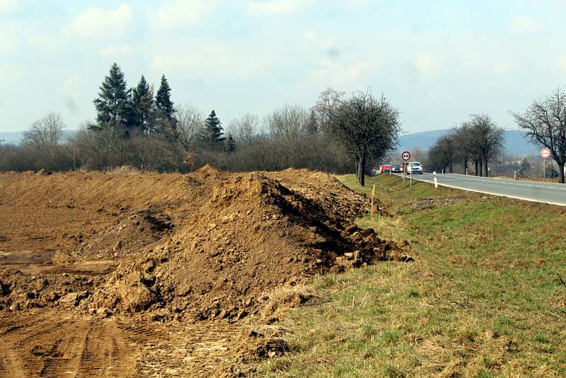 Stavba silničního obchvatu kolem Církvice.