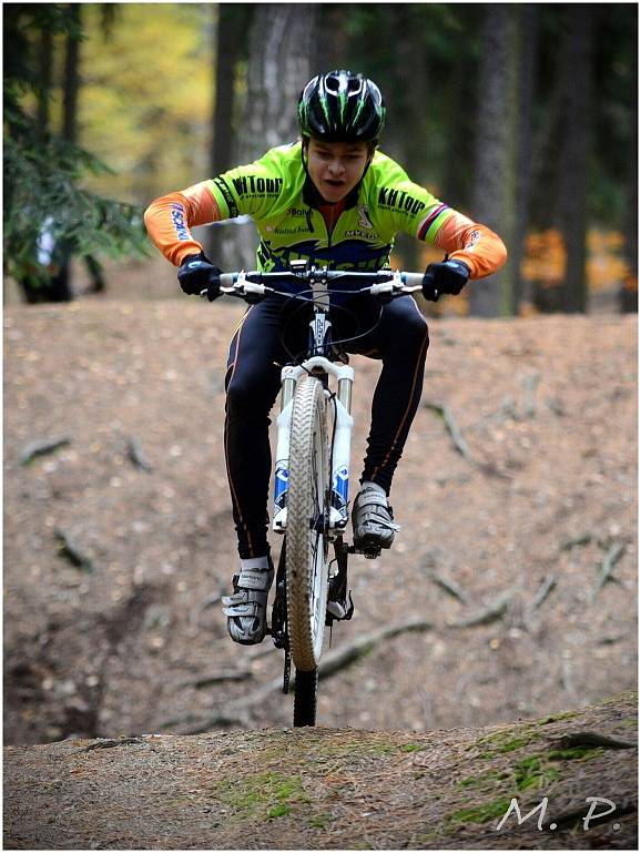 Trénink kutnohorské cyklistické stáje KH Tour Cycling Team pod kaňkovskou rozhlednou, 27. října 2013.