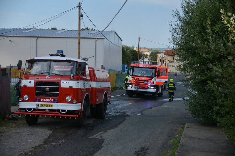 Rozsáhlý požár v Kutné Hoře si vyžádal vysoké nasazení hasičů.