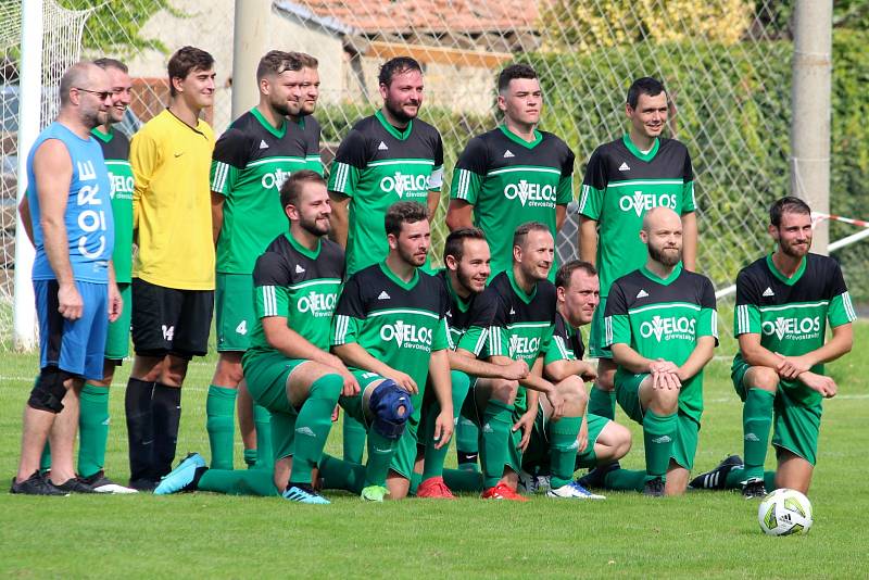 Útočník FK Miskovice Ondřej Štěpán (stojící druhý zleva).