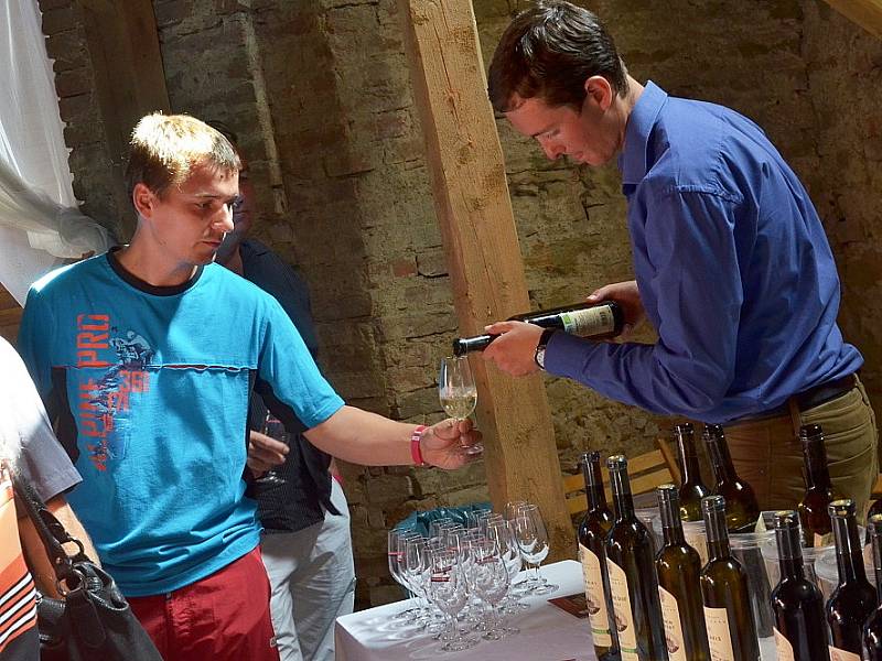 Druhý ročník vinobraní na zámek Kačina přilákal tisíce lidí