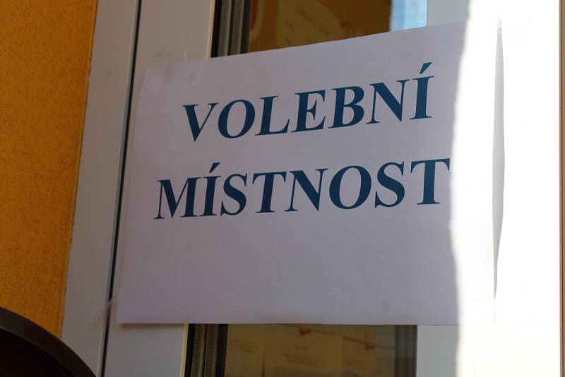 Volební místnost v Červených Janovicích na Kutnohorsku.