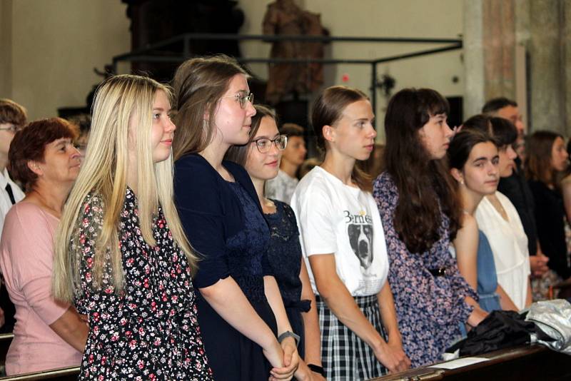 Studenti Církevního gymnázia Kutná Hora ukončili školní rok společnou bohoslužbou v kostele sv. Jakuba.