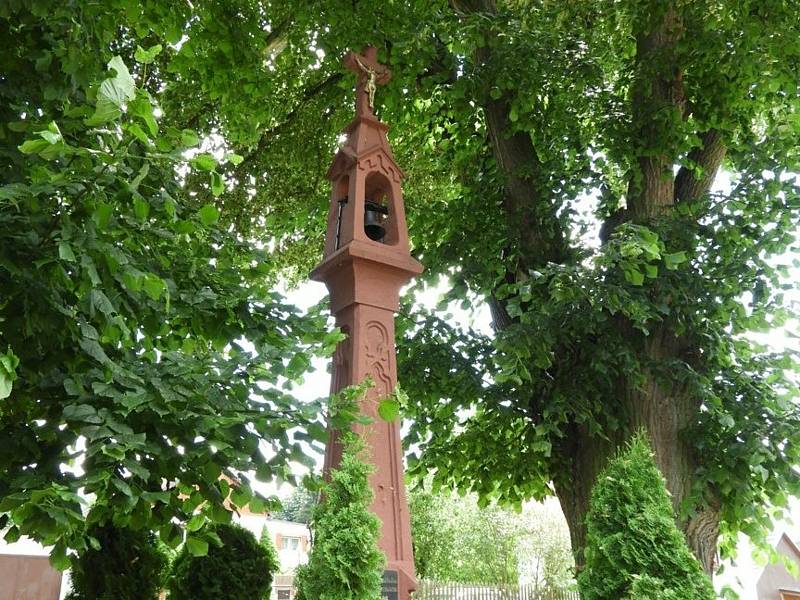 Zvonička v obci Přívlaky.