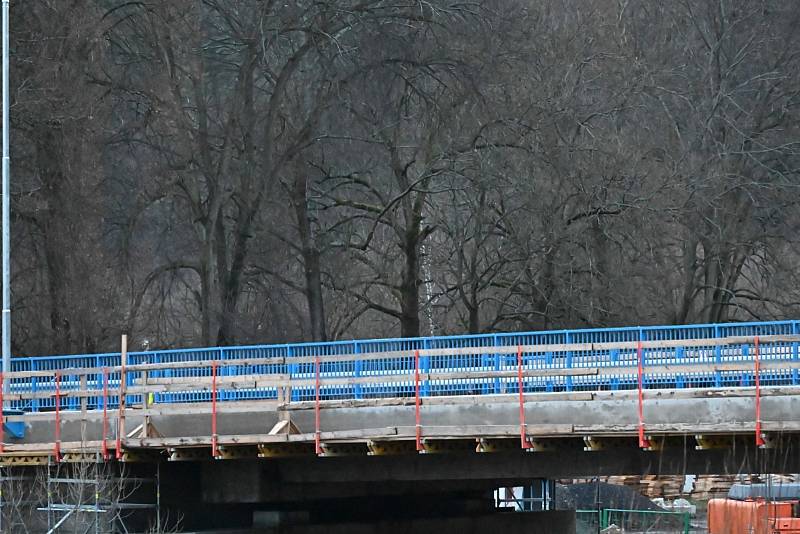 Na Štědrý den ráno byl otevřen nový most přes řeku Sázavu v Kácově. Skončilo tak trápení řidičů, kteří museli používat mnohakilometrové objížďky.