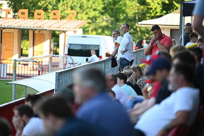 Fanoušci našich fotbalistů na stadionu v kutnohorském Lorci.